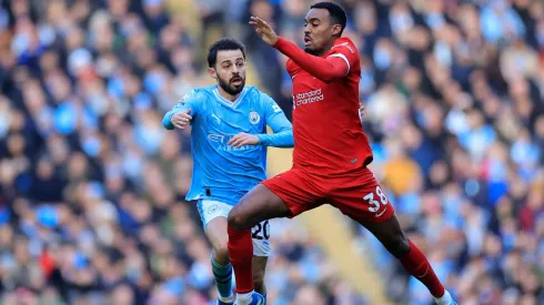 Gravenberch sob a marcação de Bernardo Silva em partida entre Manchester City e Liverpool. Foto: News Images LTD / Alamy Stock Photo