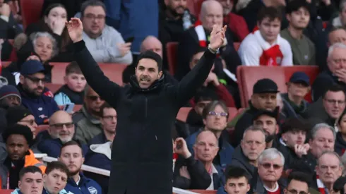 Mikel Arteta lamenta a derrota do Arsenal para o West Ham, que expôs falhas na posse de bola e na criação ofensiva. (Foto de Warren Little/Getty Images)