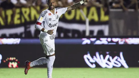 Neymar se destaca pelo Santos (Photo by Alexandre Schneider/Getty Images)