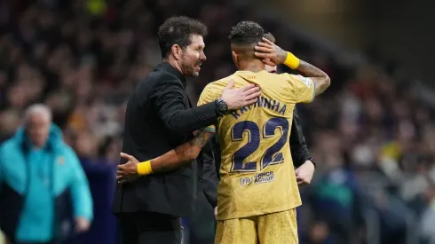 Simeone abraça Raphinha no clássico entre Barcelona e Atlético de Madrid. Foto: Angel Martinez/Getty Images