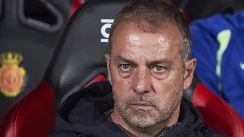 Hansi Flick, treinador do Barcelona, deve promover mudança no clube com saída de Lewandowski (Photo by Rafa Babot/Getty Images)