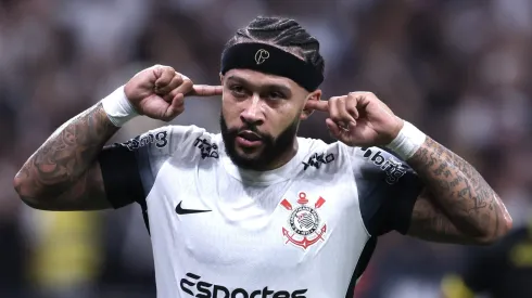 Memphis comemora gol marcado com a camisa do Corinthians. Foto: Marcello Zambrana/AGIF