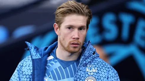 Kevin De Bruyne, meio-campista do Manchester City, pode sair. Ele aguarda uma decisão do clube se vai ficar, ou assinar com outro time. (Photo by Jan Kruger/Getty Images)