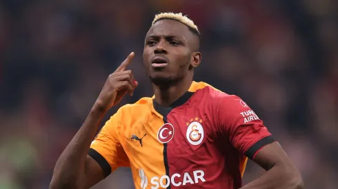 Victor Osimhen é alvo do Manchester United. Foto: Ahmad Mora/Getty Images