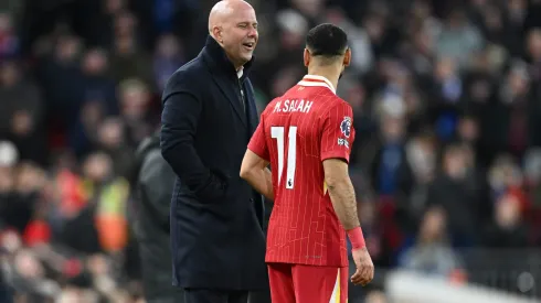 Arne Slot e Salah em campo pelo Liverpool (Photo by Gareth Copley/Getty Images)