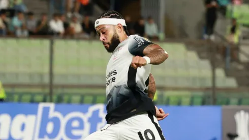 Memphis Depay pelo Corinthians em partida da Libertadores. Foto: Associated Press / Alamy Stock Photo