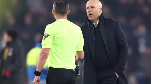Arne Slot, técnico do Liverpool contra o Everton (Photo by Carl Recine/Getty Images)