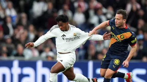 Endrick dribla Arthur Melo em jogo contra o Girona. Foto: Angel Martinez/Getty Images