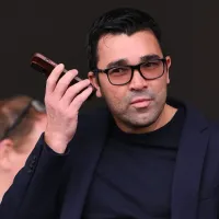 Hansi Flick conversa com Deco no Barcelona e exige contratação de jogador de alto nível