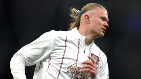 Erling Haaland continua a brilhar na Premier League, acumulando gols e recordes com a camisa do Manchester City. (Foto de Alex Pantling/Getty Images)