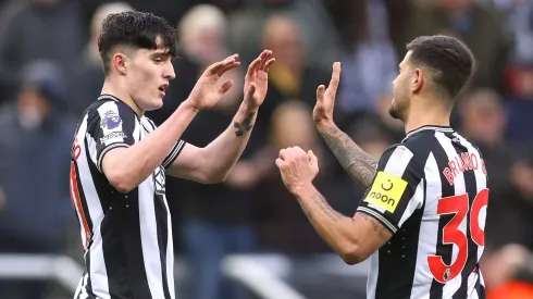 Tino Livramento e Bruno guimarães no NEWCASTLE. O primeiro é alvo do Manchester CIty (Photo by George Wood/Getty Images)