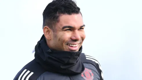 Casemiro exige salário de R$ 10 milhões mensais para trocar o Manchester United por outra potência. (Photo by Ben Roberts Photo/Getty Images)