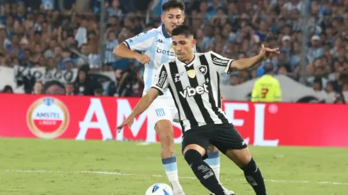 Savarino com a posse de bola em partida entre Racing e Botafogo. Foto: Néstor J. Beremblum / Alamy Stock Photo