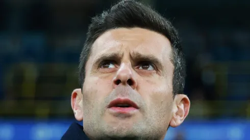 Thiago Motta enfrenta um ambiente conturbado na Juventus, com tensões crescentes entre o treinador e os jogadores. (Foto de Abdullah Ahmed/Getty Images)