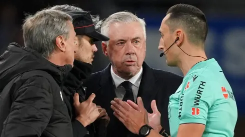 Treinador do Real Madrid, Carlo Ancelotti, falando com o árbitro
