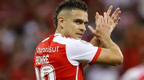 Rafael Borré, cotado no Palmeiras, é aprovado para reforçar outro grande clube (Photo by Pedro H. Tesch/Getty Images)