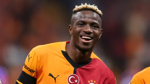 Victor Osimhen em ação pelo Galatasaray, alvo do Arsenal (Photo by Ahmad Mora/Getty Images)