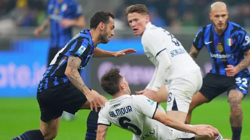 Jogadores de Napoli e Inter de Milão dividem bola em partida da Série A. Foto: LaPresse / Alamy Stock Photo
