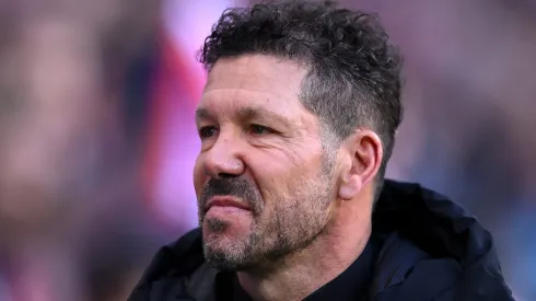 Diego Simeone em jogo do Atlético de Madrid contra o Osasuna. Clube enfrenta concorrência por Cristhian Mosquera. Foto: Denis Doyle