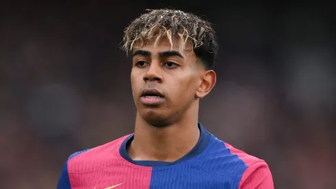 Uma jogada genial de Lamine Yamal ajudou o Barcelona a superar a Real Sociedad e alcançar a liderança da LaLiga. (Foto por David Ramos/Getty Images)