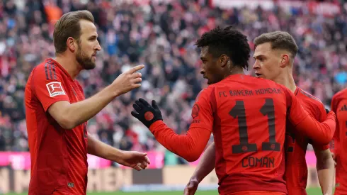 Harry Kane, Coman e Kimmich após gol do Bayern de Munique