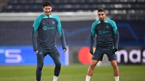 Lewandowski e Ferran Torres no aquecimento. Foto: Stuart Franklin