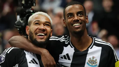 Alexander Isak e Joelinton comemorando gol do Newcastle. Foto: Ian MacNicol