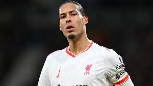 Van Dijk, zagueiro do Liverpool. Clube procura outro jogador e tem Konstantinos Koulierakis na mira (Photo by Mike Hewitt/Getty Images)