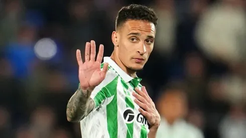 Antony, em campo, de camisa verde e branca, do Betis, emprestado pelo Manchester United (Photo by Aitor Alcalde/Getty Images)