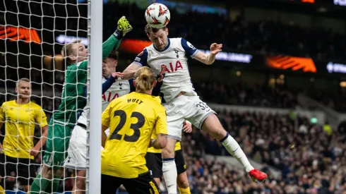 Ben Davies cabeceia para o gol em partida da Europa League diante do Elfsborg. Foto: Sebastian Frej / Alamy Stock Photo