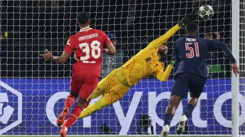 Alisson brilhou na vitória do Liverpool sobre o PSG pela Liga dos Campeões, garantindo o triunfo com defesas decisivas. (Foto por Julian Finney/Getty Images)