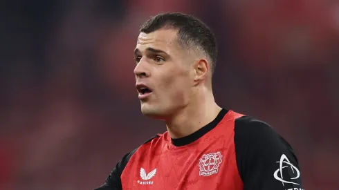 A decisão controversa de um pênalti a favor do Bayern gerou polêmica, especialmente para Granit Xhaka, que questionou se o lance seria marcado na Premier League. (Foto de Alex Grimm/Getty Images)