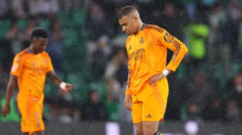 Kylian Mbappe enfrenta uma queda de desempenho no Real Madrid, gerando preocupações internas no clube. (Foto de Fran Santiago/Getty Images)