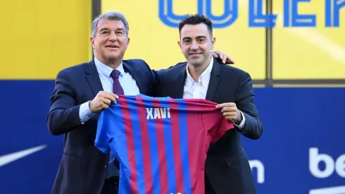 Xavi pega todos de surpresa e topa assumir o comando de rival do Barcelona. (Photo by David Ramos/Getty Images)