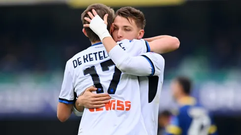 De Ketelaere e Mateo Retegui comemorando gol da Atalanta. Foto: Alessandro Sabattini