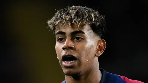 Thierry Henry emite alerta a Lamine Yamal sobre os desafios de lidar com a fama precoce, lembrando os riscos enfrentados por Bojan Krkić e destacando a importância de paciência e serenidade para o jovem prodígio do Barcelona. (Foto de David Ramos/Getty Images)