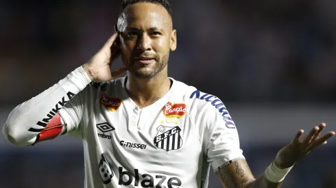 Neymar em campo pelo Santos (Photo by Miguel Schincariol/Getty Images)