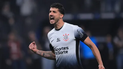 Gustavo Henrique e Memphis Depay brigaram no Equador