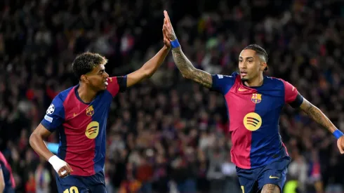 Lamine Yamal e Raphinha comemoram gol juntos. Foto: David Ramos/Getty Images