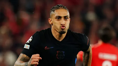 Titular do Barcelona diz que Raphinha e outro craque são candidatos à Bola de Ouro.