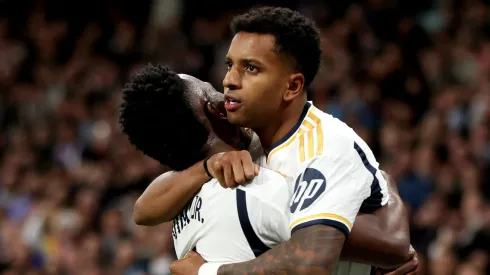 Rodrygo abraça Vini Jr, no Real Madrid (Photo by Florencia Tan Jun/Getty Images)