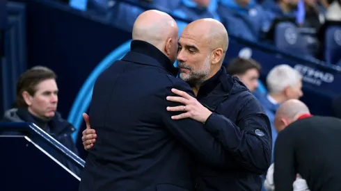Arne Slot e Guardiola se abraçando em jogo do City x Liverpool. Foto: Shaun Botterill