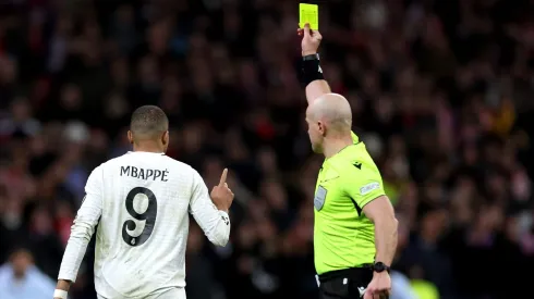 Em um clássico eletrizante pela Liga dos Campeões, Kylian Mbappé foi peça-chave ao perceber um erro técnico de Julián Alvarez, que levou à anulação de um gol nos pênaltis. (Foto de Florencia Tan Jun/Getty Images)