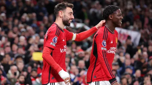 Bruno Fernandes e Kobbie Mainoo juntos no Manchester United. Foto: Alex Livesey