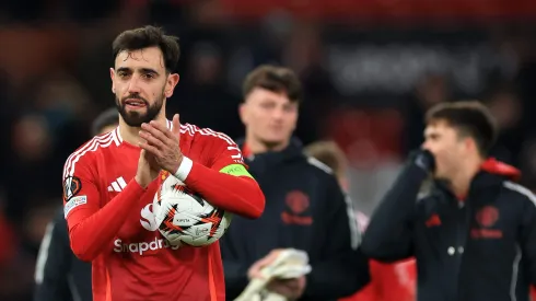 Bruno Fernandes respondeu a críticas de Sir Jim Ratcliffe sobre os altos salários no Manchester United, defendendo seus companheiros e destacando que os contratos são acordos entre clube e jogadores. (Foto de Carl Recine/Getty Images)