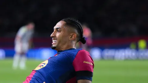 Raphinha brilha com o Barcelona, superando recordes e almejando novos feitos, tanto na La Liga quanto na Liga dos Campeões. (Foto por David Ramos/Getty Images)