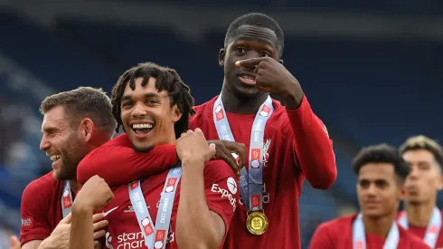 Liverpool topa acordo de R$ 374 milhões paea vender defensor ao Real Madrid. (Photo by Mike Hewitt/Getty Images)