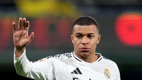 Em grande atuação contra o Villarreal, Kylian Mbappé marcou dois gols, garantiu a vitória do Real Madrid e superou o recorde de Ronaldo Nazário em sua temporada de estreia pelo clube. (Foto de Aitor Alcalde/Getty Images)