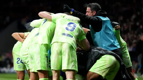 Lamine Yamal, do FC Barcelona, é cercado pelos companheiros de equipe enquanto comemora o terceiro gol de sua equipe durante a partida da La Liga EA Sports entre Atlético de Madrid e FC Barcelona no Riyadh Air Metropolitano em 16 de março de 2025, em Madrid, Espanha. (Foto de Angel Martinez/Getty Images)
