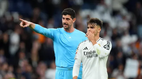 Courtois e Raúl Asencio juntos no Real Madrid. Foto: Angel Martinez/Getty Images